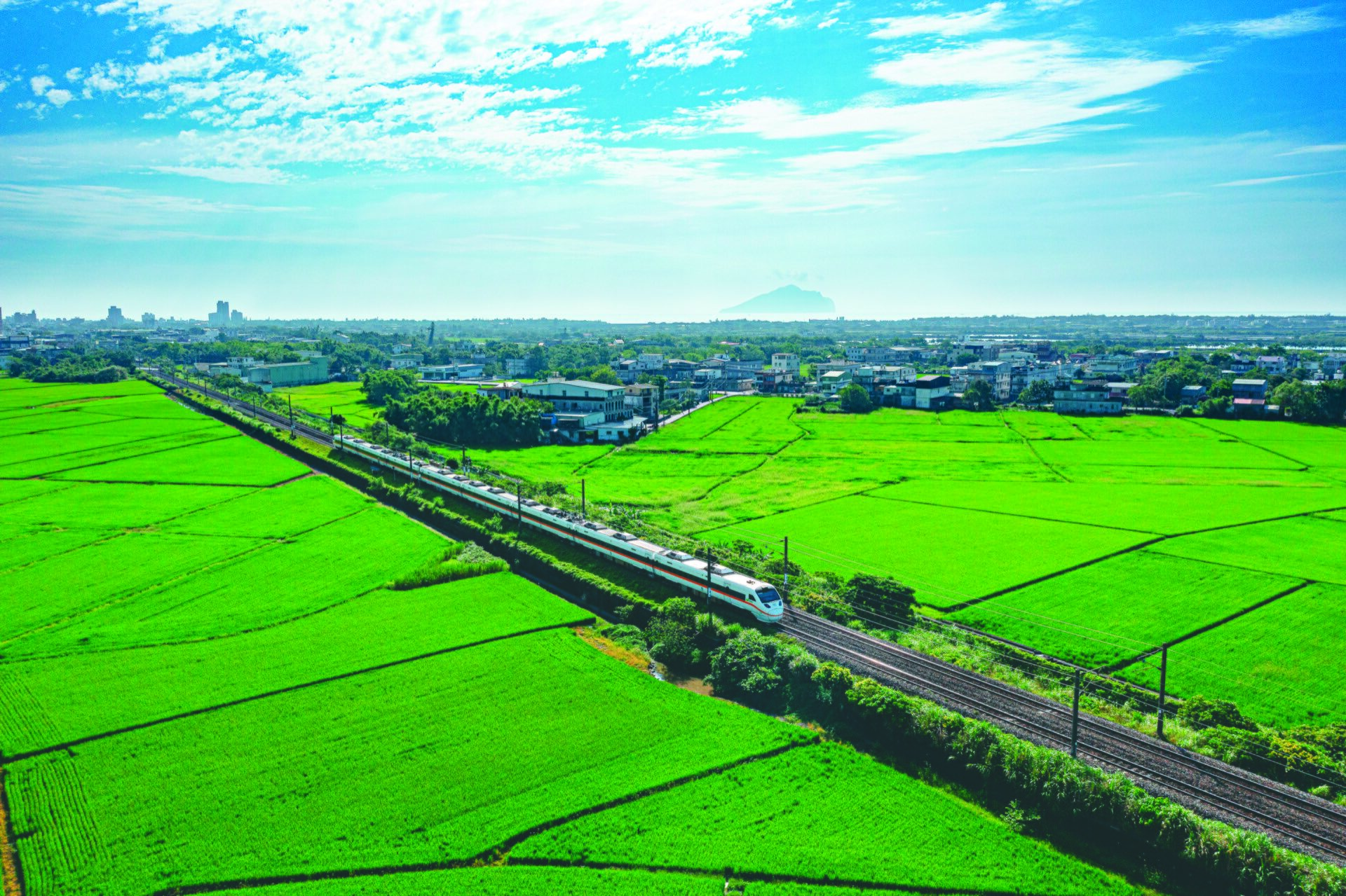 臺鐵列車穿越田野